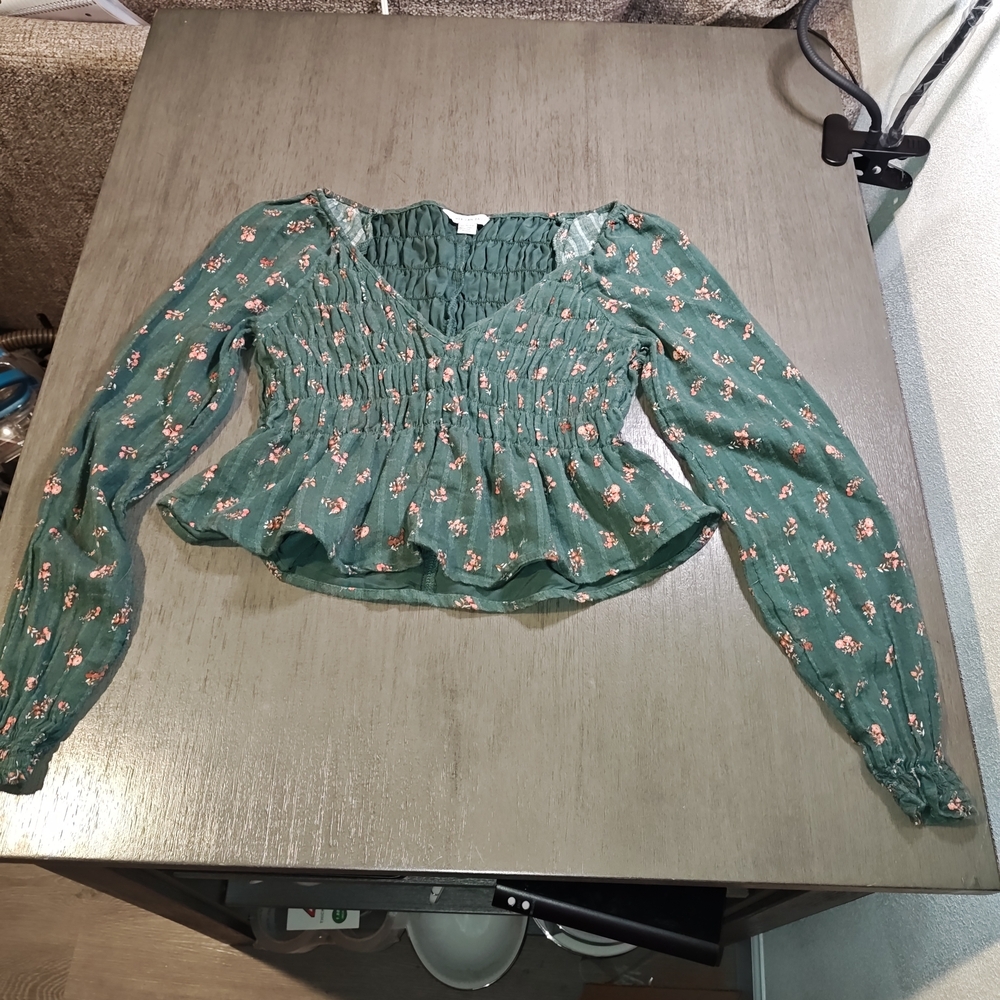 American Eagle Woman long sleeveblouse in green with a red floral print, XS size